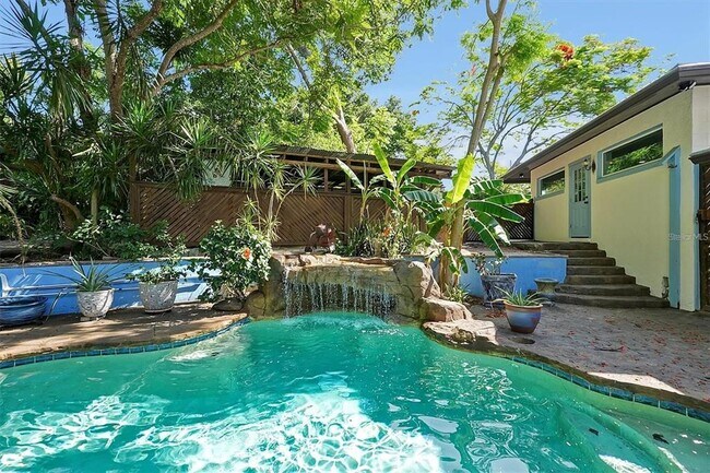 Foto del edificio - 9037 Ron Den Ln