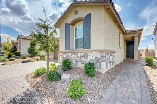 Building Photo - Beautiful home w/ 3 spacious bedrooms+den.