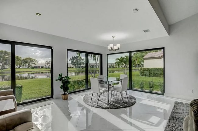 Foto del edificio - 8176 Waterline Dr