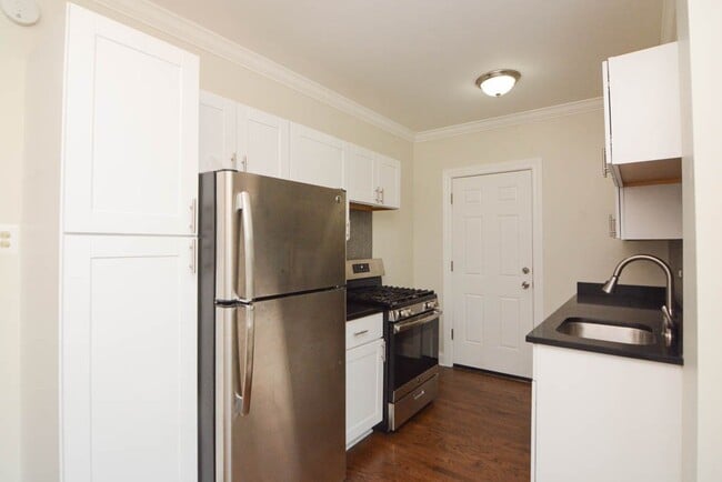 Building Photo - 3821 N Greenview Ave