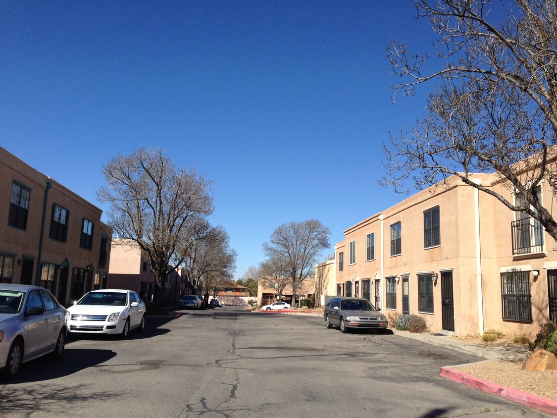 Foto principal - 3301 Monroe St NE