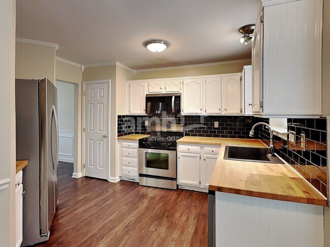 Foto del edificio - 7614 Henderson Park Rd