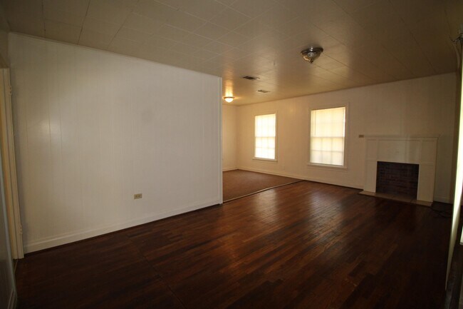 Foto del edificio - 323 N Houston St