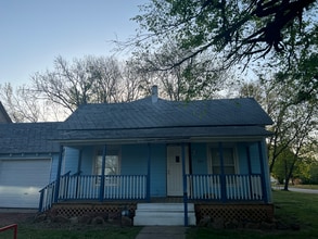 Building Photo - 2026 S Spring St