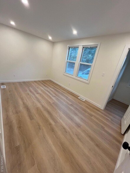 Foto del edificio - 12 Backman Ave