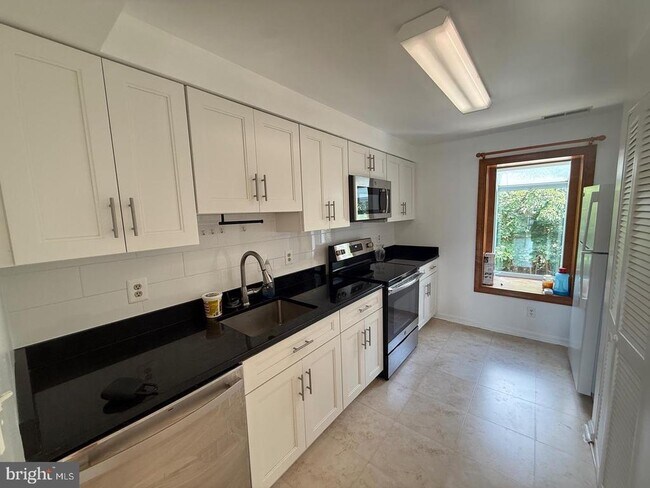 Foto del edificio - 922 Montgomery Ave