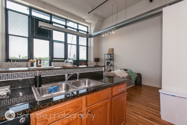Building Photo - 1224 W Van Buren St