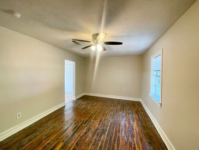 Building Photo - NEWLY RENOVATED! 2 Bed, 1 Bath House for Rent in Brandon!