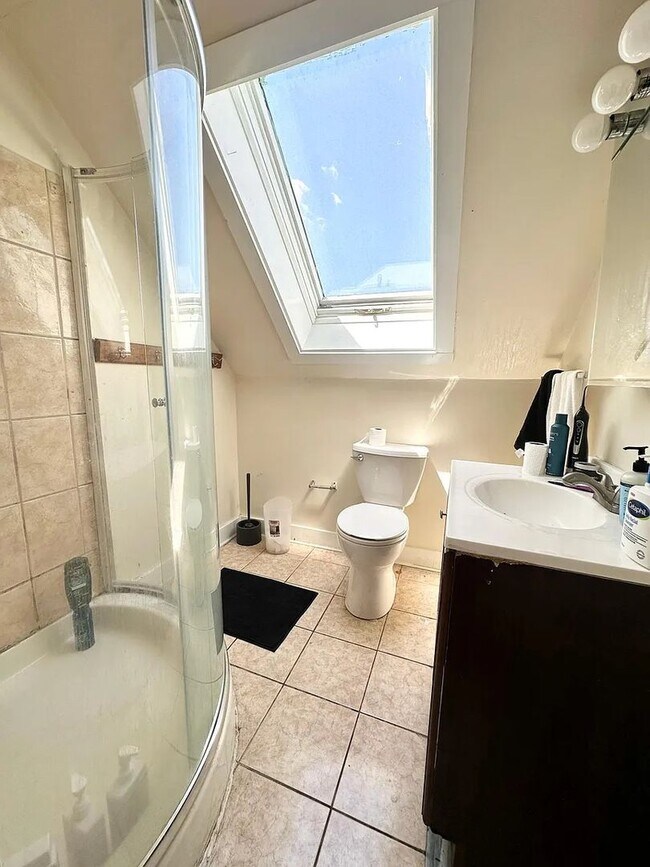 Building Photo - Large 8-Bed, 3.5 Bath House in Allston- Perfect for Students