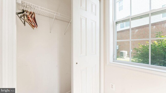 Foto del edificio - 23100 Dunlop Heights Terrace