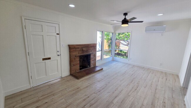 Foto del edificio - Beautifully Remodeled Detached 2 Bed 1 Bath Home with yard and pet friendly!