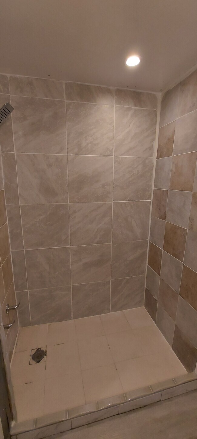 bathroom - 405 W Harnett St