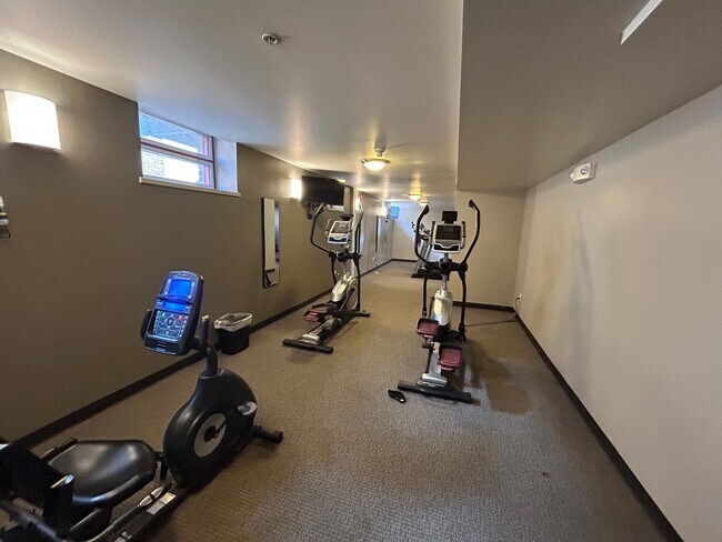 Foto del edificio - Spacious Downtown 3 bedroom with updates. ...