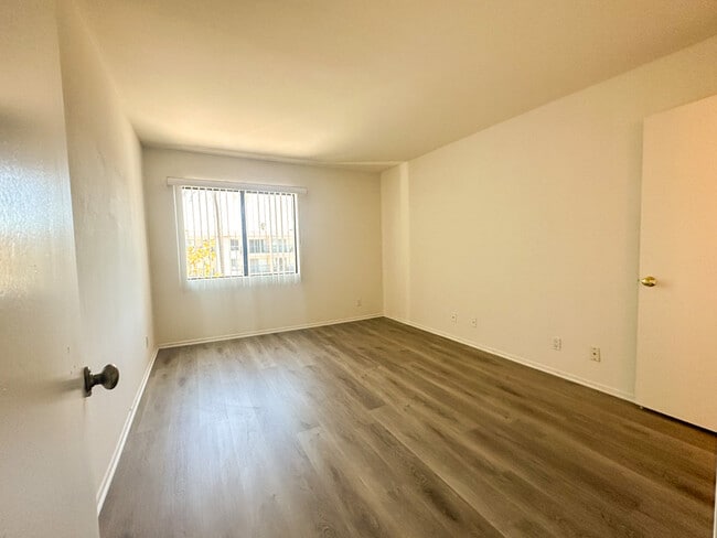 Building Photo - Woodman Oaks Apartments