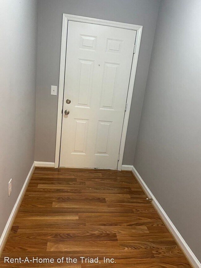 Building Photo - 2 br, 2 bath House - 719-D Shelby Drive