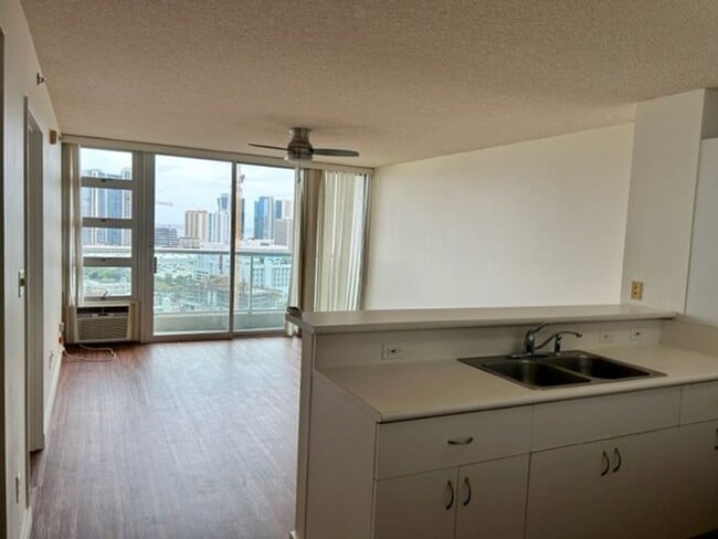 Building Photo - Great Views, Great Location and Beautiful ...
