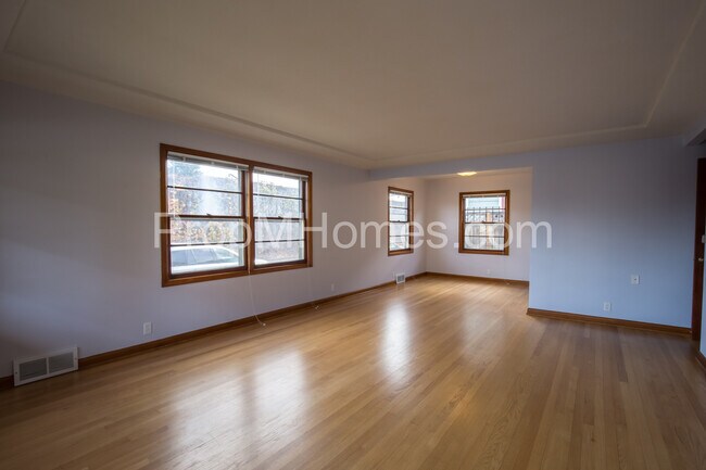 Building Photo - One Block To Alberta -Prime Location - Gre...