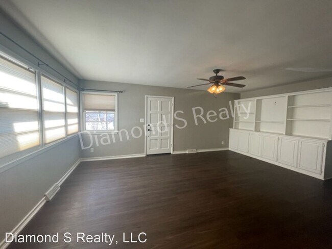 Foto del edificio - 2 br, 1 bath House - 2744 S Stewart Ave