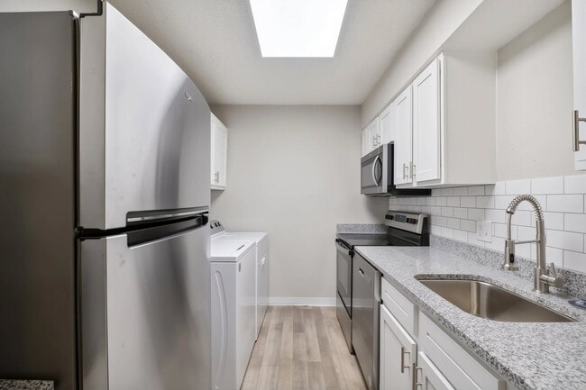 Kitchen - Cove at Fairforest Apartments