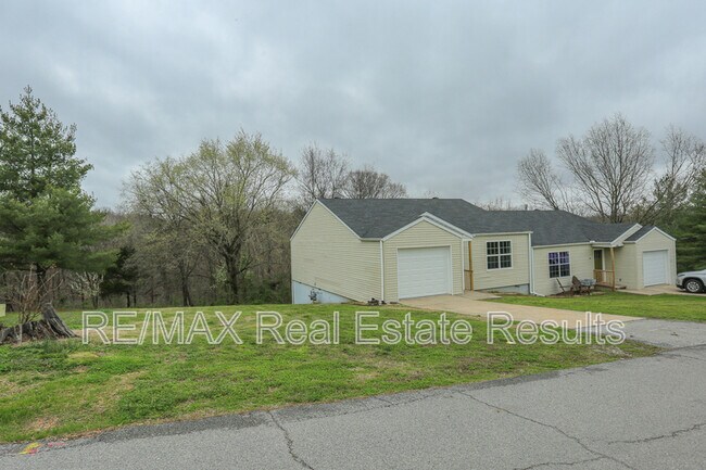 Building Photo - 208 White Oak Dr NE