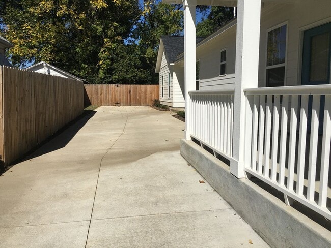 Building Photo - Driveway Now Has an Electric Gate!! Beauti...