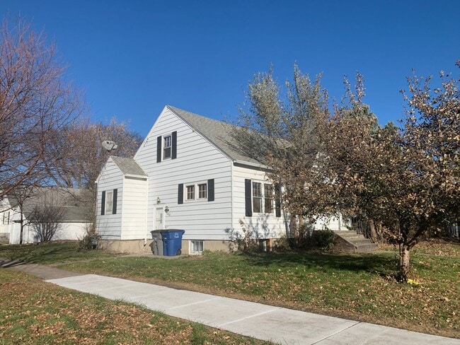 Building Photo - 4 Bedroom House Near MSUM!