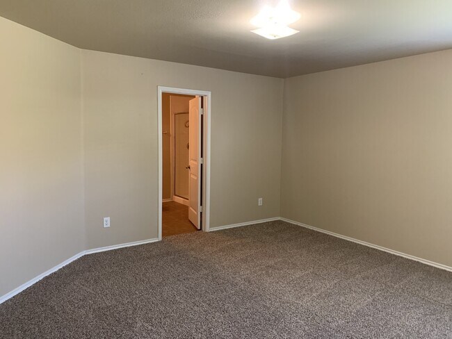 Building Photo - 471 Harding Ln