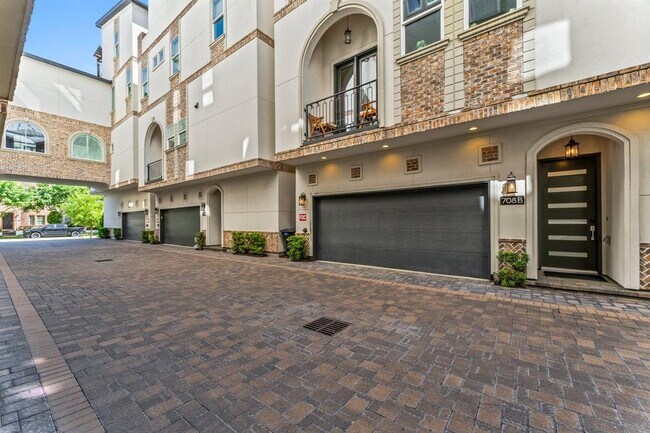 Building Photo - 708 Delano St