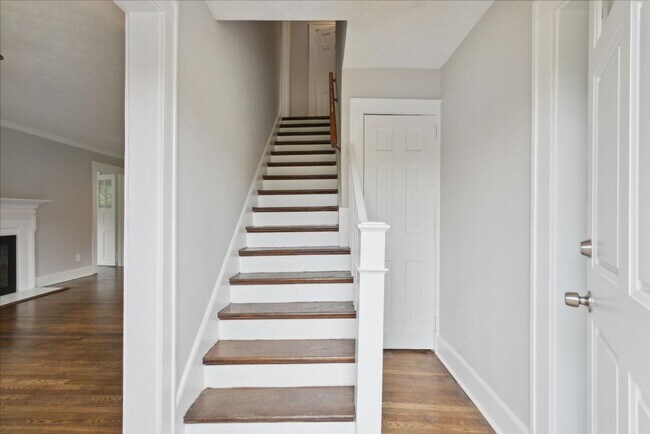 Foto del edificio - 4BR Historic Yorktown Home | Updated Kitchen & Baths | Near Yorktown Beach