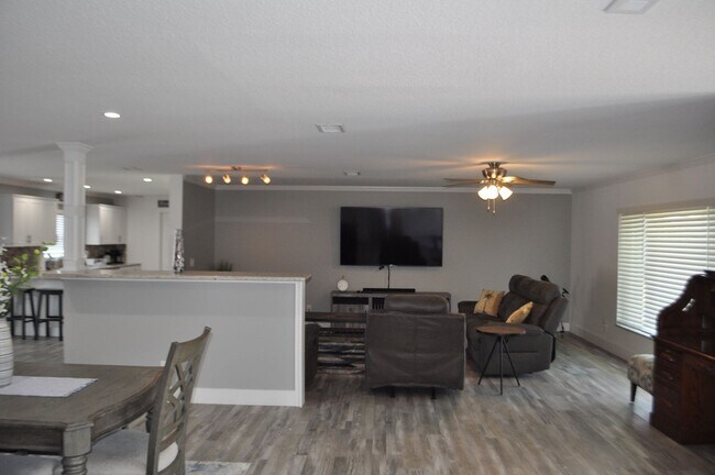 Foto del edificio - Direct salt water canal home