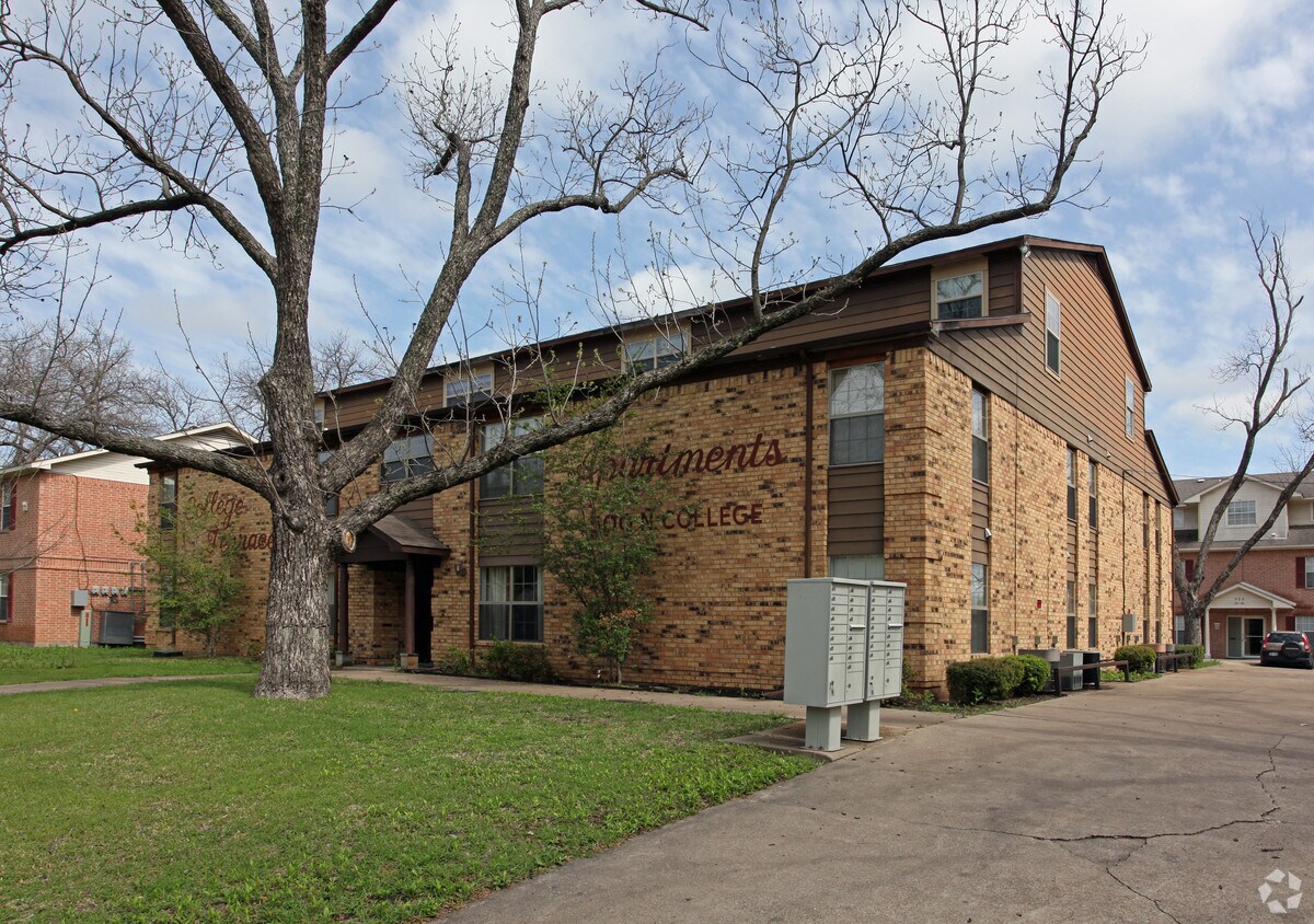 College Terrace Apartments in Waxahachie, TX