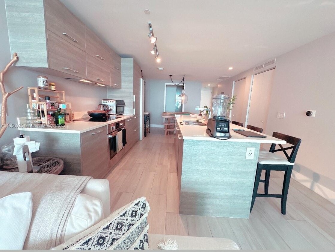 Foto del edificio - 650 NE 32nd St