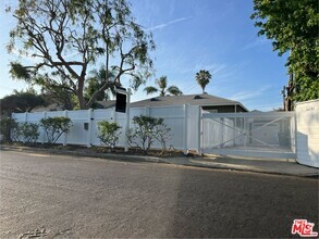 Building Photo - 15227 Valleyheart Dr