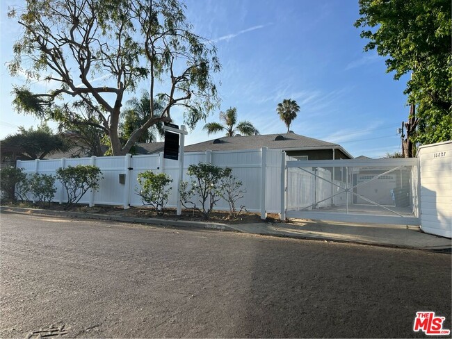 Foto del edificio - 15227 Valleyheart Dr
