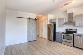 Building Photo - 6600 Av. de Darlington