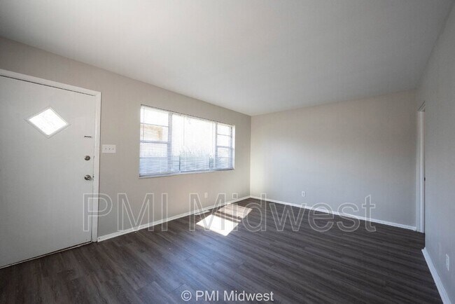 Foto del edificio - 5843 Woodside Dr