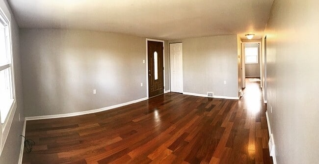Building Photo - Quiet 3 BR, 1.5 Bath Woodland Home in Monr...
