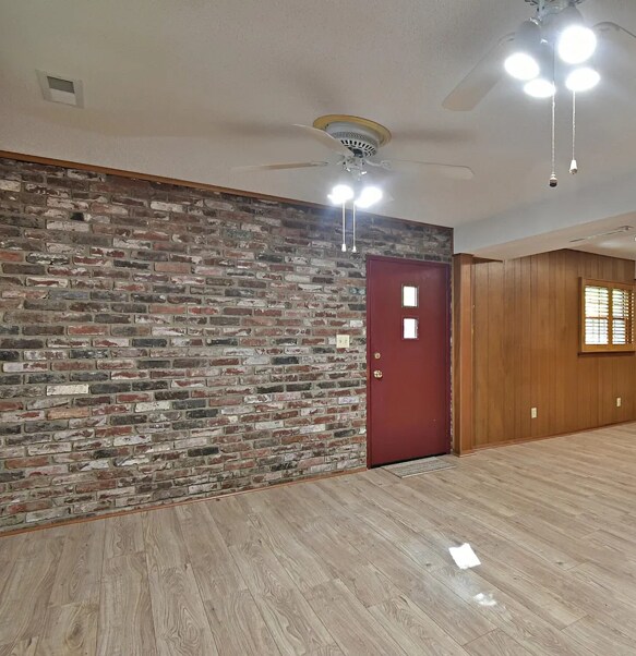 Sala de estar-comedor abierta - 7206 Stagecoach Trl