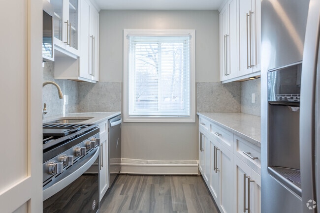 1BR,1BA -750SF - Kitchen - Fairfield Estates At St James Apartments