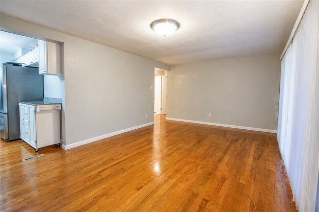 Building Photo - 3-bedroom, 2-bath home in West Mifflin