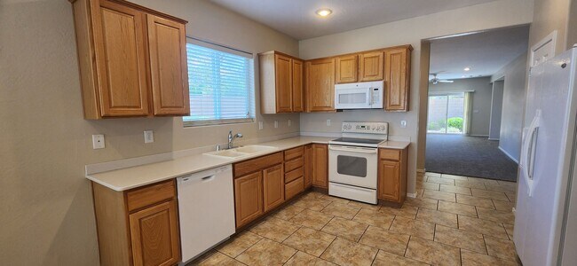 Building Photo - Freshly painted & all new carpeting - 3BR ...