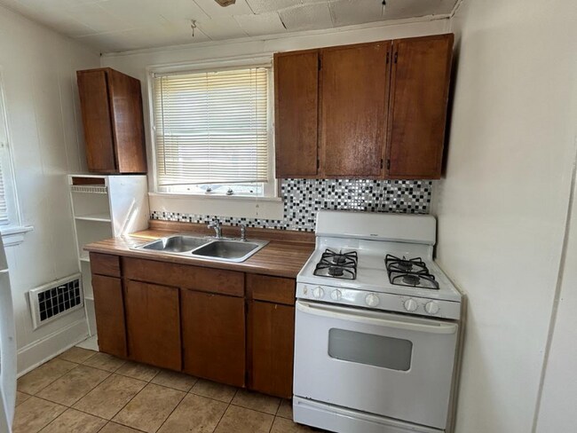 Building Photo - 3306 Emerson Ave