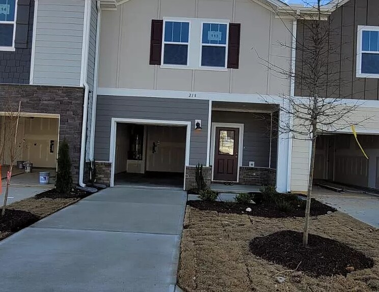 Foto principal - 218 Joneshaven Dr