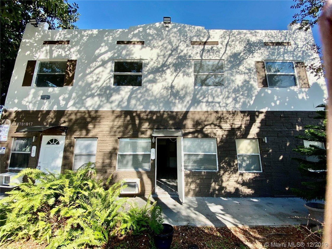 Primary Photo - 2205 Roosevelt St