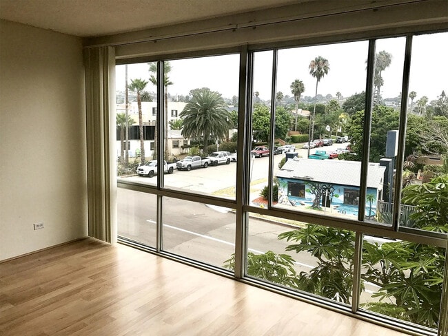 Foto del edificio - 4944 Cass St