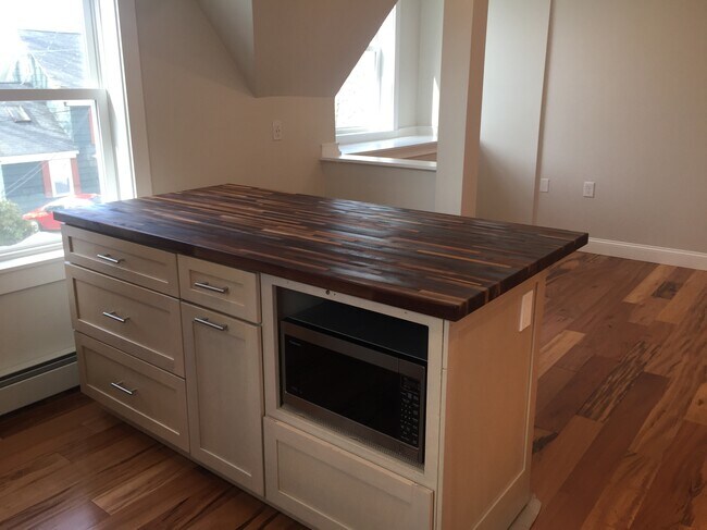 Island w/ microwave - 15 Nashua St