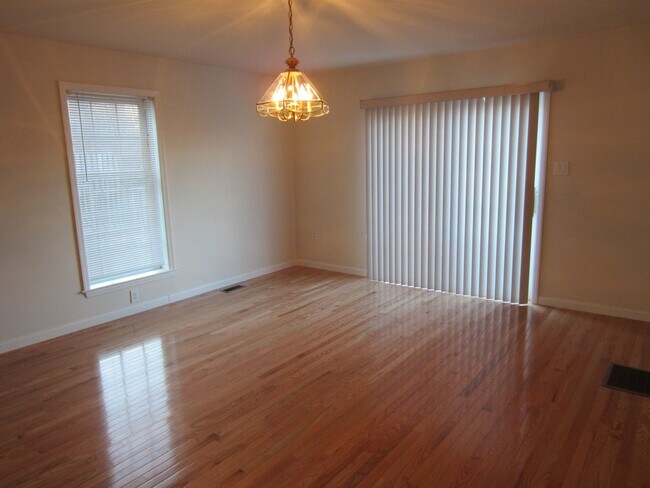 Building Photo - 3 Bedroom  2.5 bath Townhouse style  in Ha...
