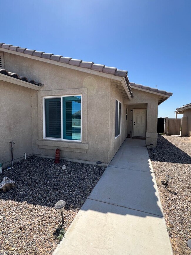 Building Photo - DESERT OASIS POOL HOME!