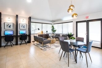 Building Photo - Legacy Vista Palms