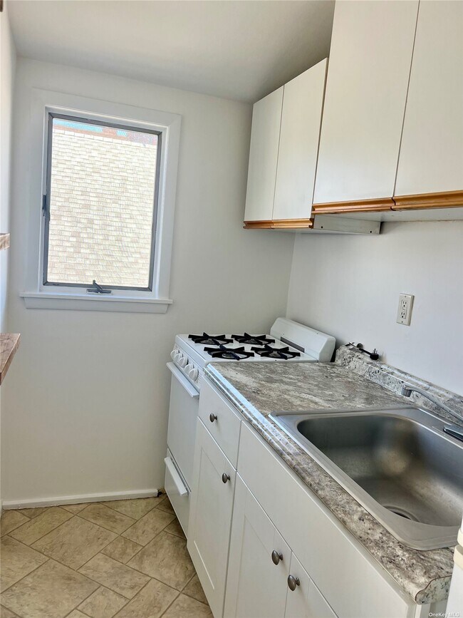 615 W Market St Unit Upper, Long Beach, NY 11561 Room for Rent in